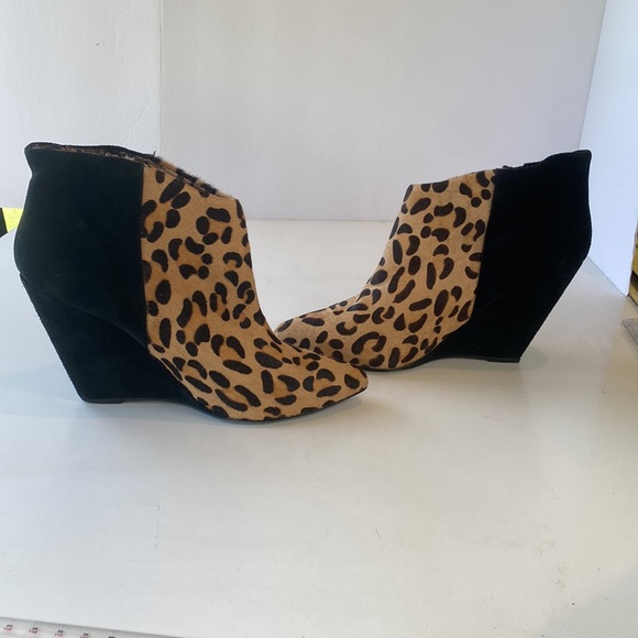 Betsey Johnson Leopard Calf Hair/Black Suede Fringed, 4” Wedge Bootie. Size 10 - Picture 6 of 10